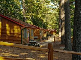 Log Cabins at Meadowbrook Resort، بيت ضيافة في ويسكونسن ديلز