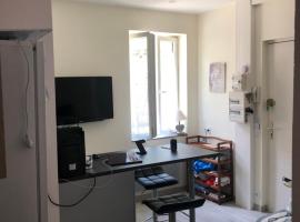 appartement lisieux calme très bien équipé, hotel in Lisieux