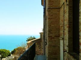 Appartamento Belvedere.....il tuo balcone sul mare, hotel in Cupra Marittima