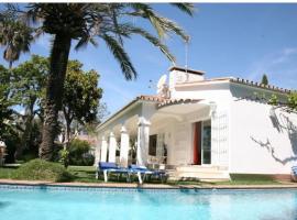 Beautiful Villa La Caracola heated pool Puerto Banus Marbella, vila di Marbella