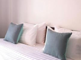 RoongThoeng Place Hotel, hotel v destinaci Thoeng