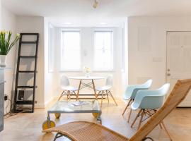 Big Bright 1 BR at U/Shaw + 14th on Quaint Swann, hotel in Washington