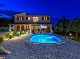 Villa Ivana ZadarVillas, hotel sa Lisičići