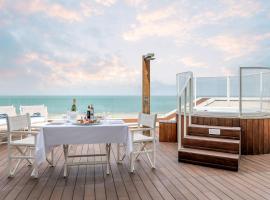 Trampolines Suite Hotel, hotel with jacuzzis in Riccione