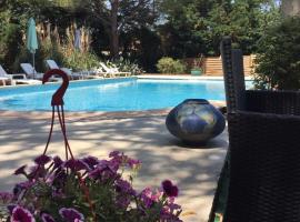 Hostellerie De La Source, hotel v destinaci Arles