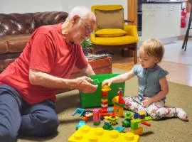 The Explorers Home - Sunny Stylish Family-Friendly Apartment