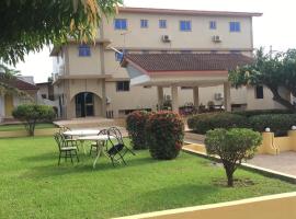 Luxury West Hotel, hotel v destinaci Adentan