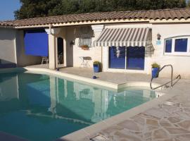 LES JARRES BLEUES, hotel u gradu Grillon