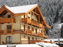 Holidays Dolomiti Apartment Resort, hotelli kohteessa Carisolo