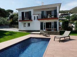 Ideal house for families with pool, loma-asunto kohteessa Port de la Selva