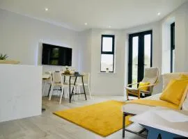 Beautiful AlumPointe Apartment - 400m to the beach