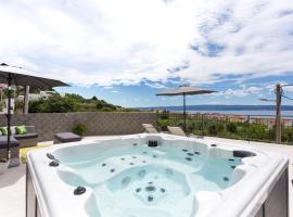 Apartments Lidija - sea view apartment with exclusive right of using hot tub or split level apartment with exclusive right of using pool, hotel in Podstrana