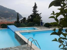 Elegant and Sea View Excelsior Apartment, hotel with pools in Levanto