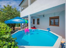 Apartman Summer Breeze, hotel i Marčana