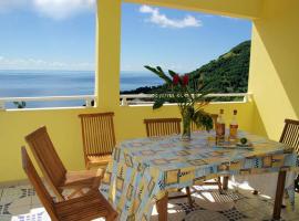 À LA VUE DE l'ANSE - T2 - LES ANSES-D'ARLET - PETITE ANSE, hotel with parking in Fond Fleury