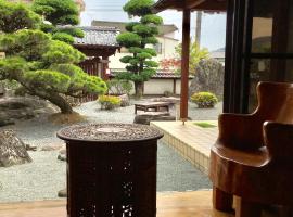 まるで一国一城の主 佐藤邸, bed and breakfast en Nichinan