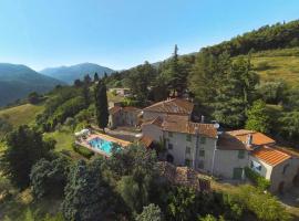 Agriturismo Corboli: Vernio'da bir havuzlu otel