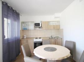 Apartment Suzy, alloggio vicino alla spiaggia a Nin