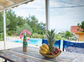 Sarakiniko villa with private pool, hotel en Poros