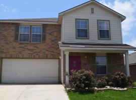 Your Ideal Getaway Home! Close to UTSA & Six Flags, feriehus i San Antonio