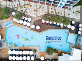 GrandBlue Resort & Beachclub, hotel in Mae Pim