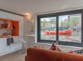 Houseboat Ark van Amstel, guest house in Amsterdam