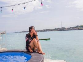 The Waterfront Beach House, hotel v mestu Nusa Lembongan