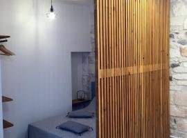 Studio climatisé, La Cloison, hotel a Arles