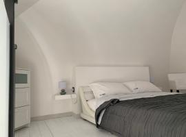 Little Dreams Apartment, hotel sa parkingom u gradu Trani