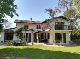 Bizkarzuneko Etxea, vacation home in Ascain