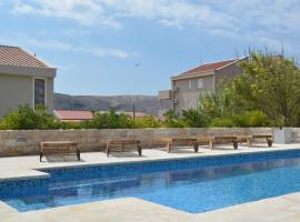 Villa Antea - modern house with pool, hotel in Pag