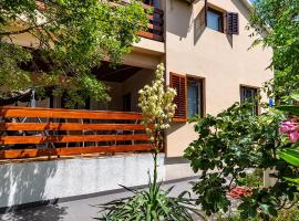 Vacation house Anna, resort de esqui em Karlobag