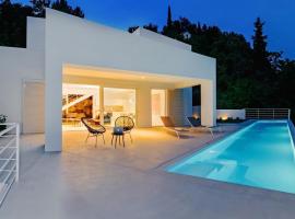 Villa V - private pool, special location & surroundings, hotel s parkiralištem u Mimicama