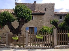 La petite maison en pierres, hotel em Gras