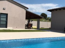 Small house Tia with private pool, apartamentai Puloje