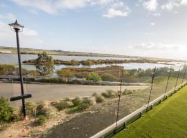 ‘Serenity’ and sweeping Murray River views, vacation home in Tailem Bend
