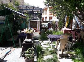 Gonbo Guest House, hotel in Leh