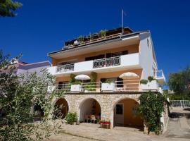 Apartments Delic, beach hotel in Stari Grad