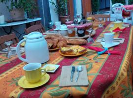L'Oustalet, nakvynės su pusryčiais namai mieste Sisteronas