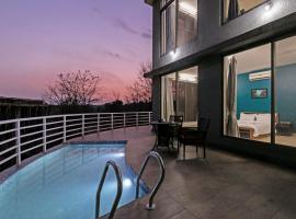 StayVista's Elevar Villa - Elevate your stay with a Mountain-View, Terrace & Plunge Pool, cabaña o casa de campo en Karjat