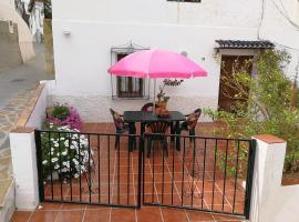 Casa en pueblo de montes de Málaga a 15km de playa, feriebolig i Almáchar