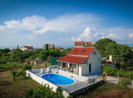 Villa Baras garden - house with pool, hotel em Mirce