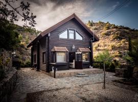 *2 bdr log house /mountains/Queen bed/fireplace – zakwaterowanie bez wyżywienia w mieście Pharmakas