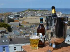 THE PENTHOUSE Top Floor Apartment with Bay Views, Large Balcony & Onsite Parking