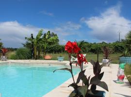 Gîte à la ferme avec piscine, Hotel in Urgosse