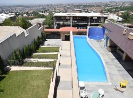 A Royal Luxury Villa In Center With Two Swimming Pools, Sauna and Jacuzzi., отель в Ереване