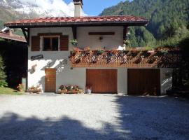 Chalets Pyrene Mont-Blanc, family hotel in Chamonix-Mont-Blanc