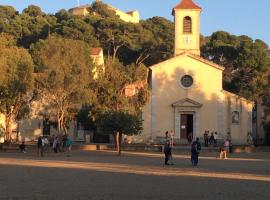 Voilier de 9m 4 couchages, hotel in Porquerolles