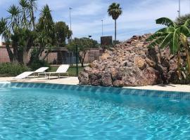Casa independiente con piscina y pista deportiva privadas, hotel v destinaci El Puerto de Santa María
