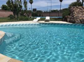 Casa independiente con piscina y pista deportiva privadas